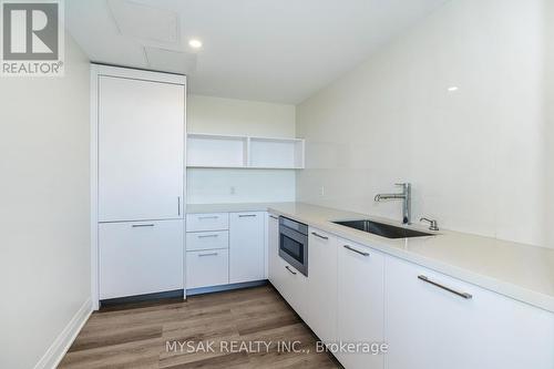 1001 - 33 Frederick Todd Way, Toronto, ON - Indoor Photo Showing Kitchen