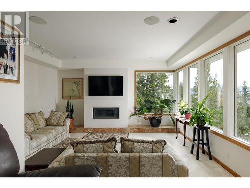 1642 West Kelowna Road, West Kelowna, BC - Indoor Photo Showing Living Room With Fireplace