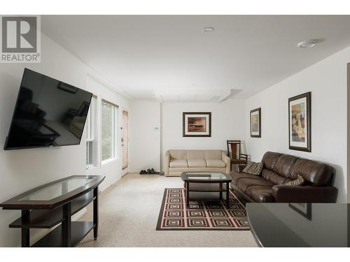 1642 West Kelowna Road, West Kelowna, BC - Indoor Photo Showing Living Room