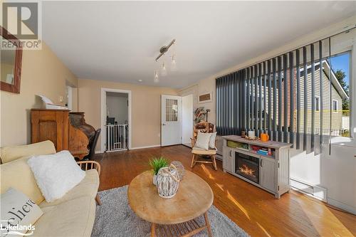 1050 Privet Drive, Minden Hills, ON - Indoor Photo Showing Living Room