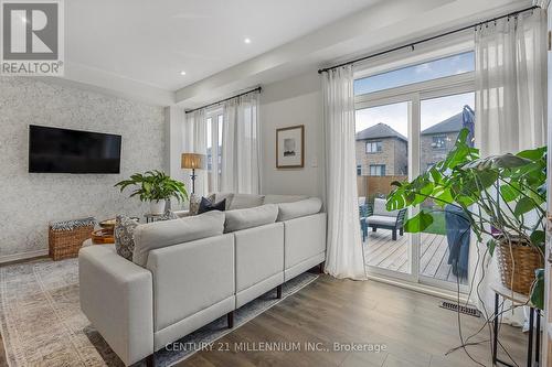 25 Kirby Avenue, Collingwood, ON - Indoor Photo Showing Living Room