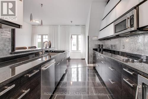 605 - 130 Steamship Bay Road, Gravenhurst, ON - Indoor Photo Showing Kitchen With Upgraded Kitchen