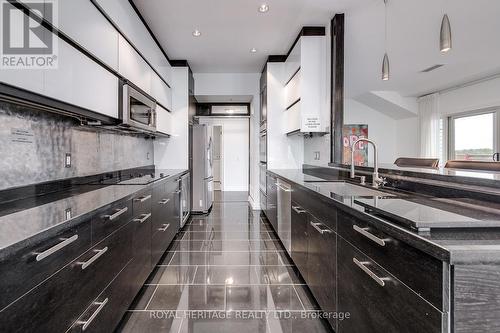 605 - 130 Steamship Bay Road, Gravenhurst, ON - Indoor Photo Showing Kitchen