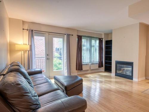 Living room - 45-4574 Av. Du Parc, Montréal (Le Plateau-Mont-Royal), QC - Indoor Photo Showing Living Room With Fireplace