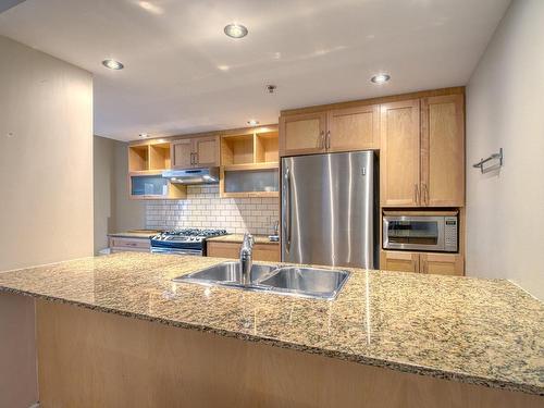 Kitchen - 45-4574 Av. Du Parc, Montréal (Le Plateau-Mont-Royal), QC - Indoor Photo Showing Kitchen With Double Sink With Upgraded Kitchen