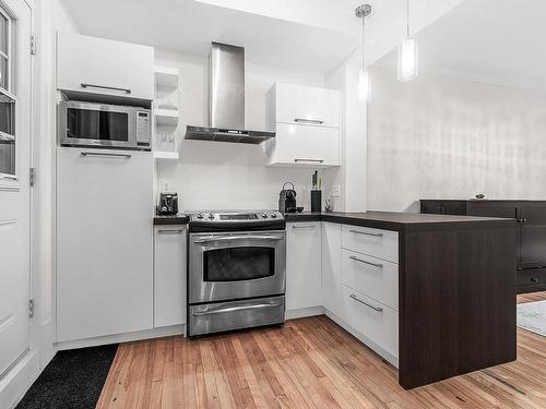 Kitchen - 2-895 Av. De Bourlamaque, Québec (La Cité-Limoilou), QC - Indoor Photo Showing Kitchen With Upgraded Kitchen