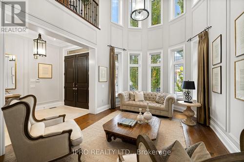 24 Bluff Trail, King, ON - Indoor Photo Showing Living Room