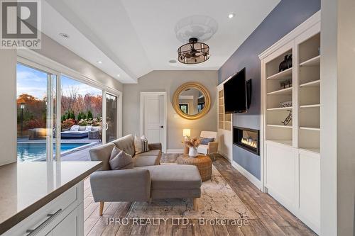 24 Bluff Trail, King, ON - Indoor Photo Showing Living Room