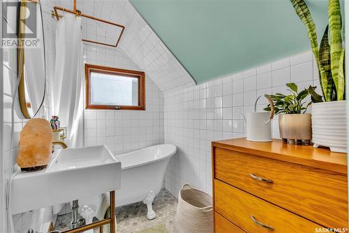 407 27Th Street W, Saskatoon, SK - Indoor Photo Showing Bathroom