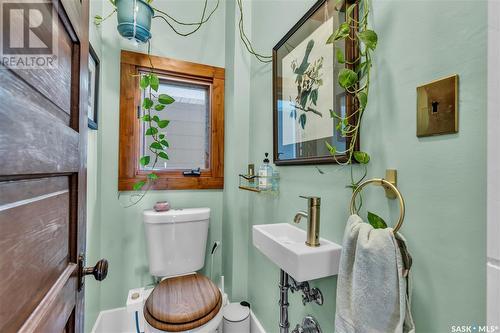 407 27Th Street W, Saskatoon, SK - Indoor Photo Showing Bathroom