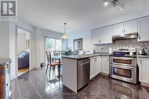 157 Manorheights Street, Richmond Hill, ON - Indoor Photo Showing Kitchen With Upgraded Kitchen