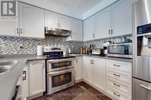 157 Manorheights Street, Richmond Hill, ON - Indoor Photo Showing Kitchen With Upgraded Kitchen