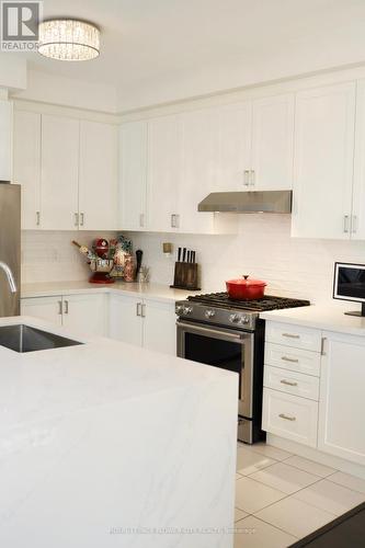 66 Donnan Drive, New Tecumseth, ON - Indoor Photo Showing Kitchen