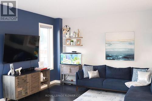 66 Donnan Drive, New Tecumseth, ON - Indoor Photo Showing Living Room