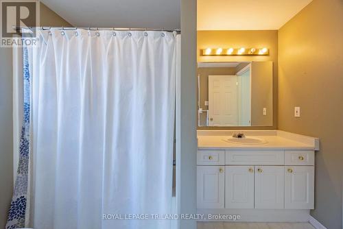 235 Rossmore Court, London, ON - Indoor Photo Showing Bathroom