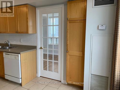 1805 - 55 Strathaven Drive, Mississauga, ON - Indoor Photo Showing Kitchen With Double Sink