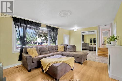 3990 Myrtle, Windsor, ON - Indoor Photo Showing Living Room