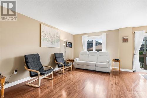 309 Mercury Street, Rockland, ON - Indoor Photo Showing Living Room