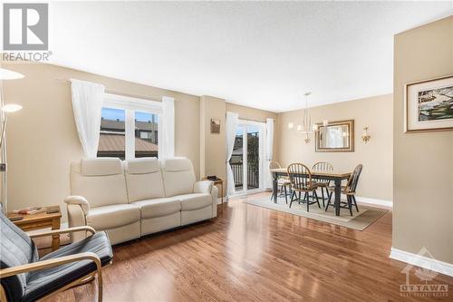 309 Mercury Street, Rockland, ON - Indoor Photo Showing Living Room