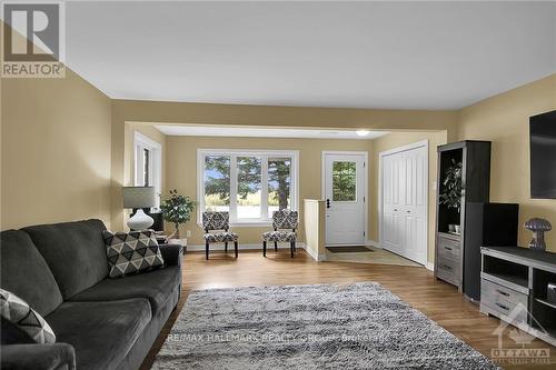 8441 Mitch Owens Road, Ottawa, ON - Indoor Photo Showing Living Room