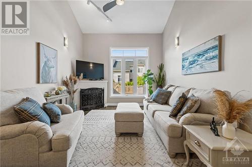 2043 Melette Crescent, Ottawa, ON - Indoor Photo Showing Living Room