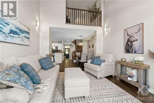 2043 Melette Crescent, Ottawa, ON - Indoor Photo Showing Living Room