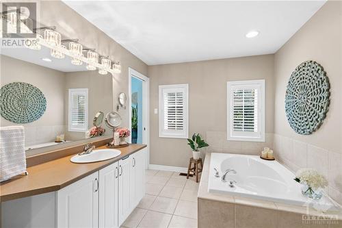 2043 Melette Crescent, Ottawa, ON - Indoor Photo Showing Bathroom