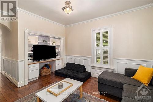 472 Fred Street, North Dundas, ON - Indoor Photo Showing Living Room