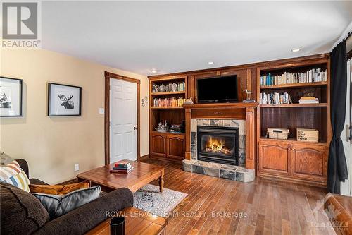 472 Fred Street, North Dundas, ON - Indoor Photo Showing Living Room With Fireplace