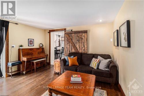 472 Fred Street, North Dundas, ON - Indoor Photo Showing Living Room