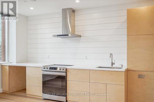 909 - 393 King Street W, Toronto, ON - Indoor Photo Showing Kitchen