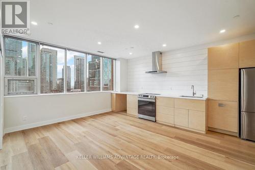 909 - 393 King Street W, Toronto, ON - Indoor Photo Showing Kitchen With Stainless Steel Kitchen With Upgraded Kitchen