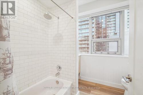 909 - 393 King Street W, Toronto, ON - Indoor Photo Showing Bathroom