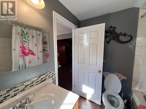 2 Pearl Street, London, ON - Indoor Photo Showing Bathroom