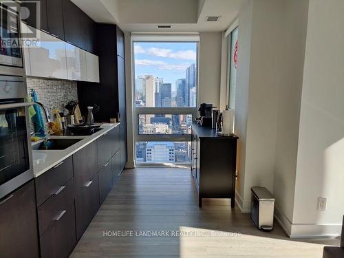 3305 - 318 Richmond Street W, Toronto, ON - Indoor Photo Showing Kitchen