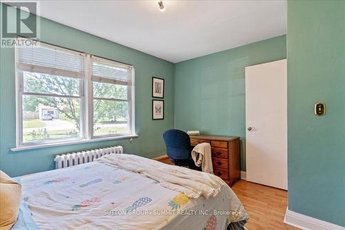 2076 Churchill Avenue, Burlington, ON - Indoor Photo Showing Bedroom