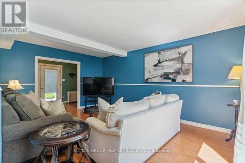 2076 Churchill Avenue, Burlington, ON - Indoor Photo Showing Living Room