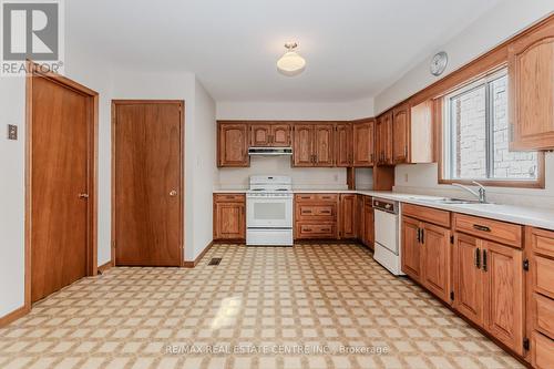 2145 Coronation Boulevard, Cambridge, ON - Indoor Photo Showing Kitchen