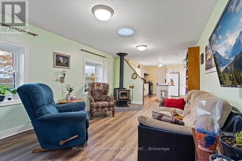 4872 Regional Road 20, West Lincoln, ON - Indoor Photo Showing Living Room