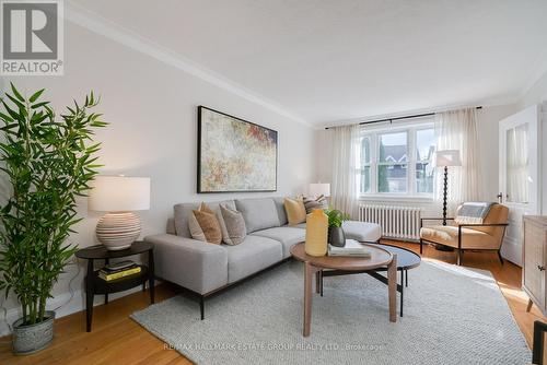 1315 Pape Avenue, Toronto, ON - Indoor Photo Showing Living Room