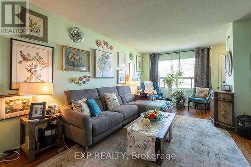 922 Notre Dame Drive, London, ON - Indoor Photo Showing Living Room