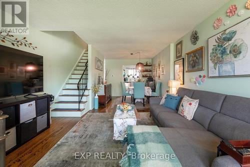 922 Notre Dame Drive, London, ON - Indoor Photo Showing Living Room