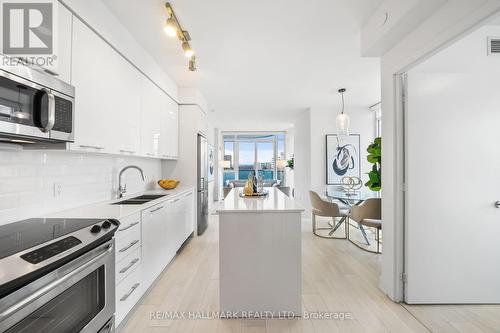 610 - 9471 Yonge Street, Richmond Hill, ON - Indoor Photo Showing Kitchen With Double Sink With Upgraded Kitchen