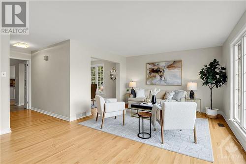 9 Camwood Crescent, Ottawa, ON - Indoor Photo Showing Living Room