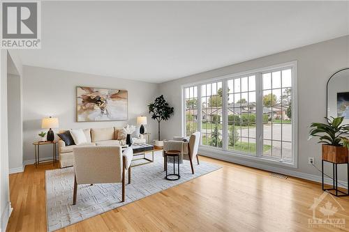 9 Camwood Crescent, Ottawa, ON - Indoor Photo Showing Living Room