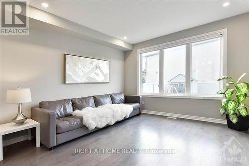 567 Paine Avenue, Ottawa, ON - Indoor Photo Showing Living Room