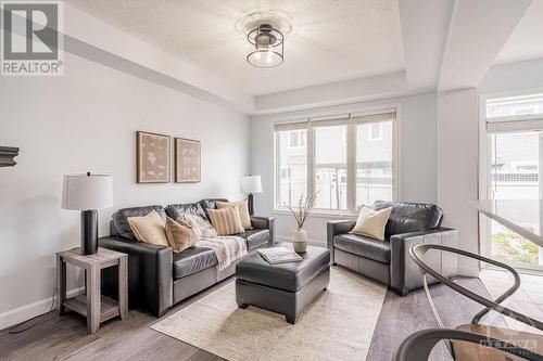 627 Monardia Way, Ottawa, ON - Indoor Photo Showing Living Room