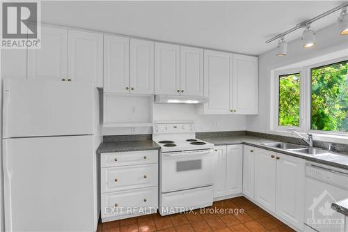 26 Wallford Way, Ottawa, ON - Indoor Photo Showing Kitchen With Double Sink