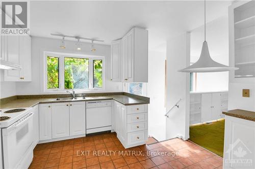 26 Wallford Way, Ottawa, ON - Indoor Photo Showing Kitchen With Double Sink