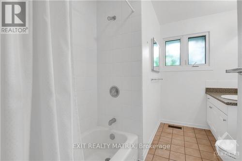 26 Wallford Way, Ottawa, ON - Indoor Photo Showing Bathroom